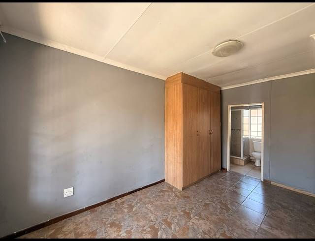 3 BEDROOM FLAT FOR SALE IN CASTLEVIEW